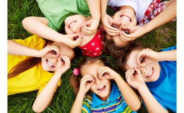 Puterea hainelor în culoare: cum folosesc copiii culorile pentru a se exprima sau a se ascunde?